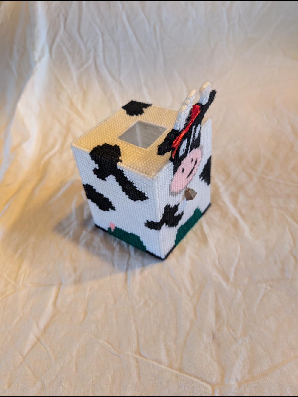 2/20$ Vintage Needlepoint Cow Tissue Box in White, Black, Pink, Red, Green - Picture 2 of 7